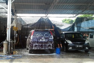 Cuci kereta Perodua Alza